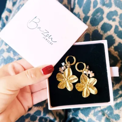 WE HAVE A NEW FAVE ♥️🌺
#earrings #stainlesssteeljewelry #jewelry #flowerearrings #bazou